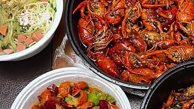 李女士及朋友通过饿了么跑腿点餐“靓靓蒸虾”,送来的7个菜,仅1道菜系该店出品。(澎湃新闻)